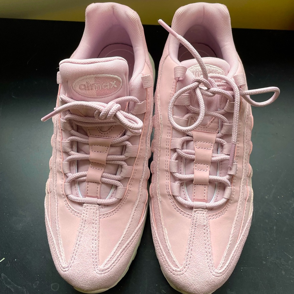 Dusty pink Nike Air Max 90s. Never worn.